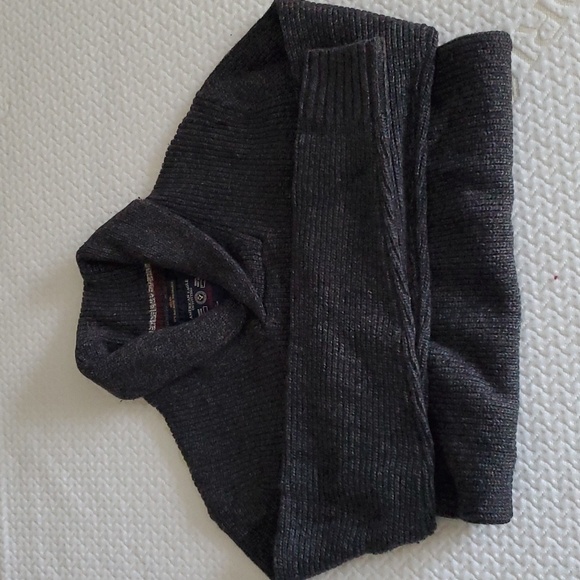 Men's Sweater - Picture 3 of 7